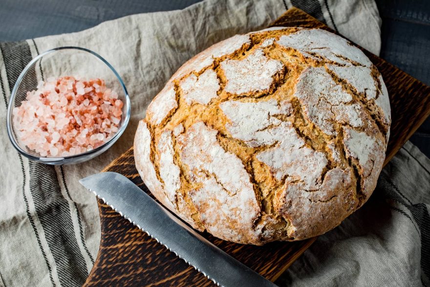 Brot und Salz als das traditionelle Gastgeschenk