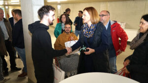 Wohnbau- Landesrätin Simone Schmiedtbauer gratuliert künftigem Bewohner zur neuen Wohnung