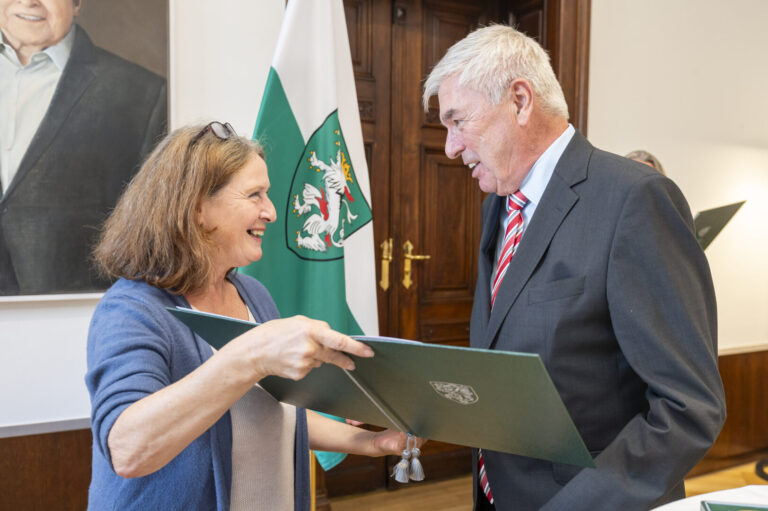 Überreichung durch Bürgermeisterin