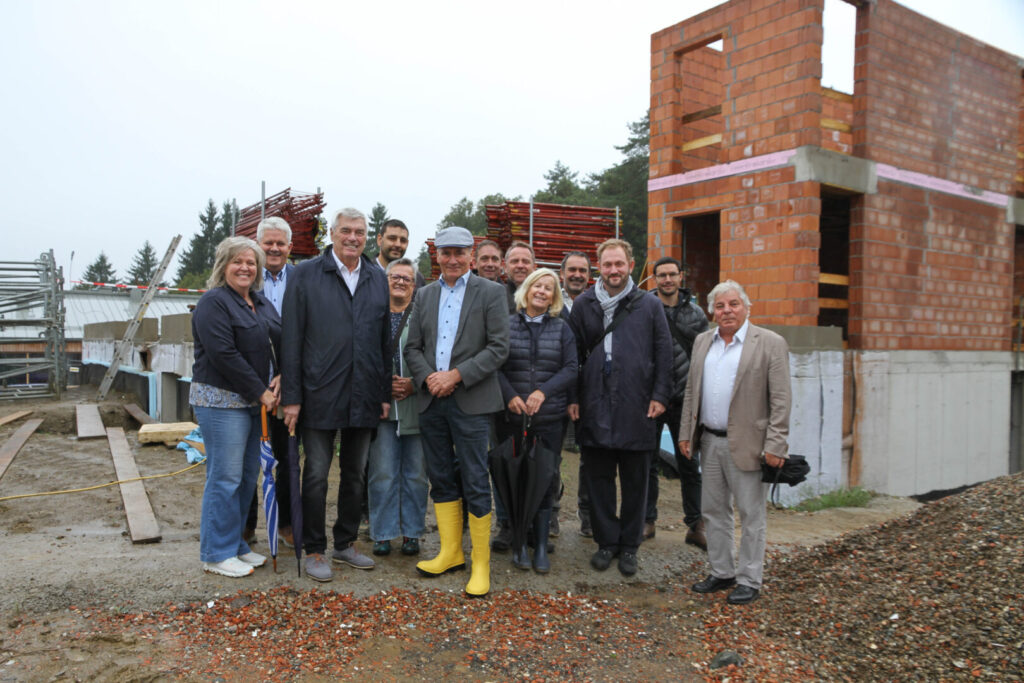 Gruppenbild der Ehrengäste beim Baustellendialog in St. Josef (Weststeiermark): Bürgermeister Alois Gangl, ENNSTAL-Vorstandsobmann Ing. Wolfram Sacherer, Architekten, Baumeister Ing. Alois Röck und Projektpartner.
