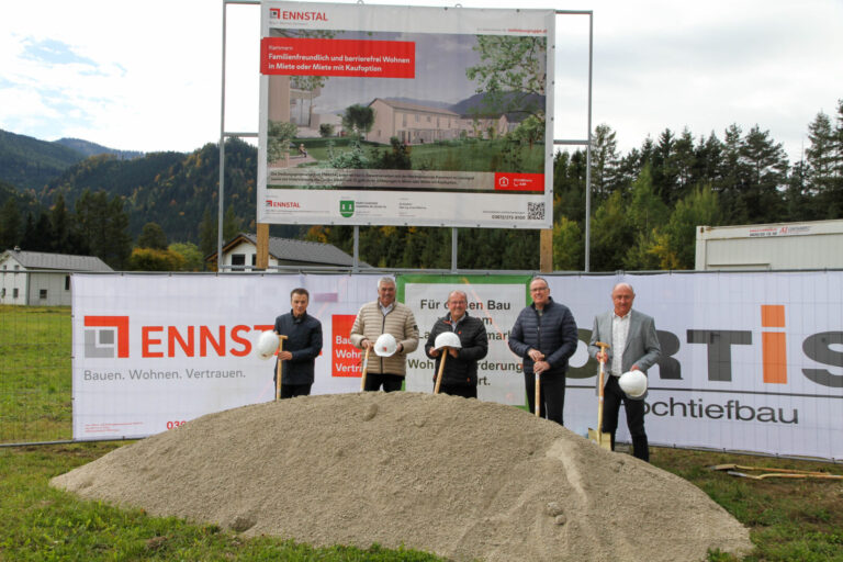 Spatenstich für den neuen Bauabschnitt im Wohnpark Kammern mit Vertretern der SG Ennstal und der Gemeinde Kammern, Oktober 2025