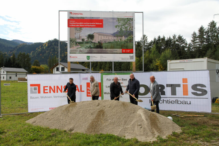 Spatenstich für den neuen Bauabschnitt im Wohnpark Kammern mit Vertretern der SG Ennstal und der Gemeinde Kammern, Oktober 2025
