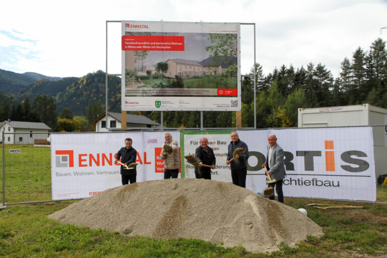 Spatenstich für den neuen Bauabschnitt im Wohnpark Kammern mit Vertretern der SG Ennstal und der Gemeinde Kammern, Oktober 2025